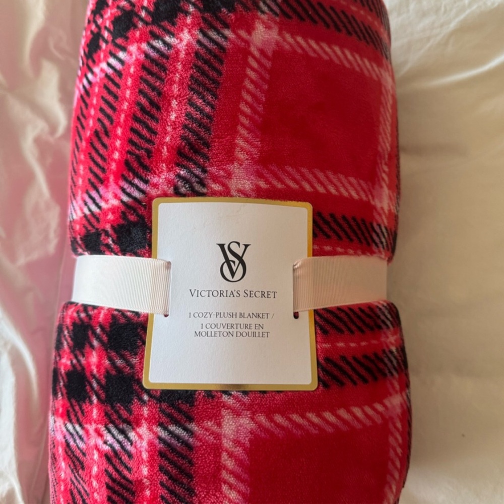 New Victoria Secret Red~Pink~Black Plaid  Valentines Fleece Throw Blanket.